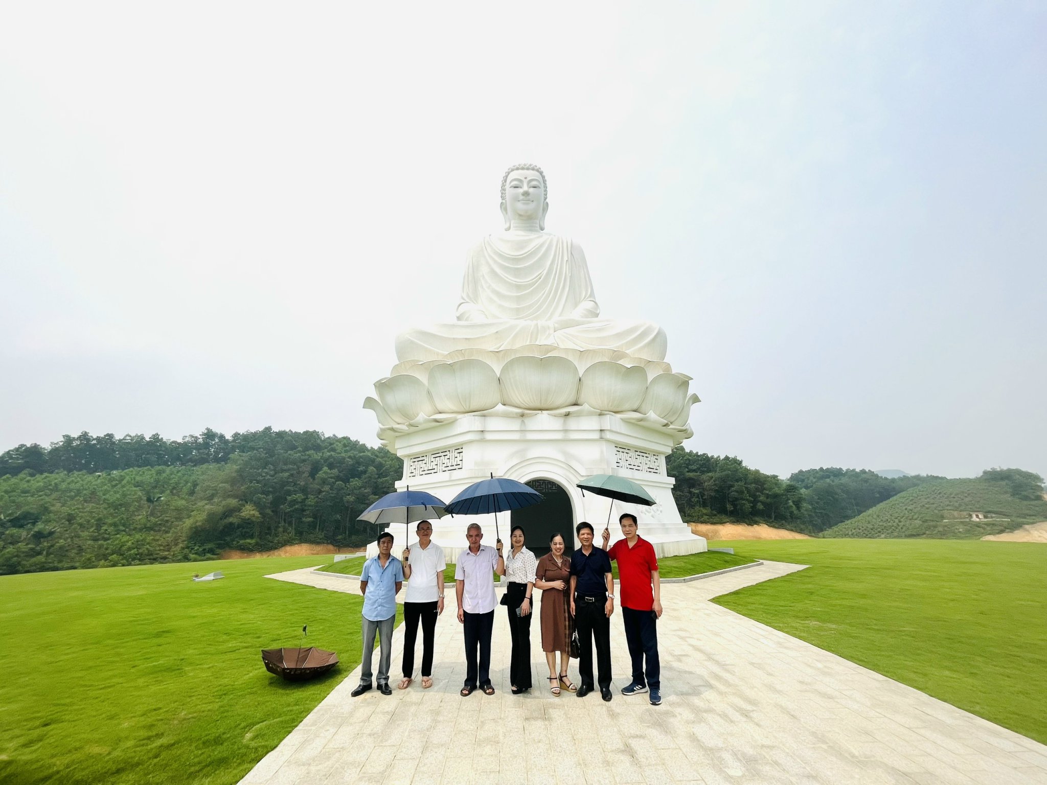 Khach hang chup anh luu niem tai Cong vien Nghia trang Thien Duong 1