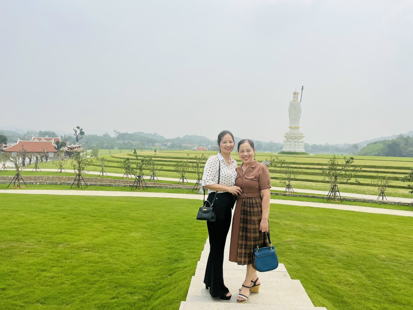 Khach hang chup anh luu niem tai Cong vien Nghia trang Thien Duong 3