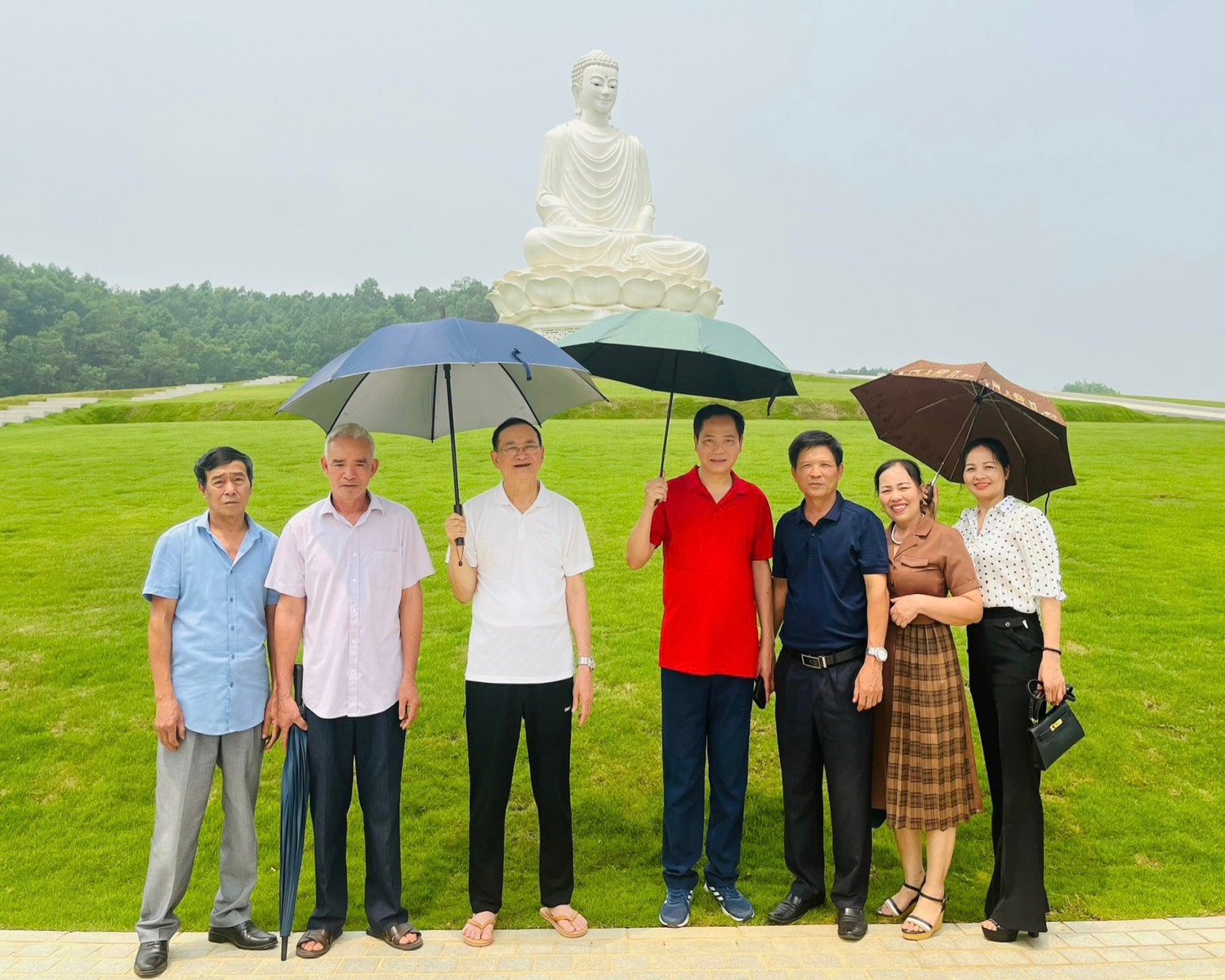 Khach hang chup anh luu niem tai Cong vien Nghia trang Thien Duong