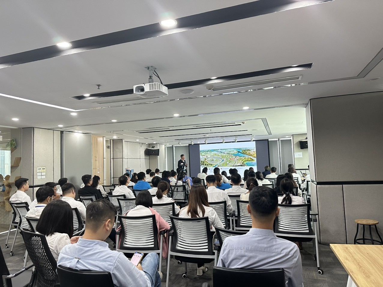 Đội ngũ lãnh đạo và quản lý kinh doanh cao cấp đã tích lũy, trau dồi được rất nhiều kỹ năng tư vấn bán hàng