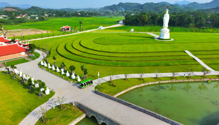 Khu vực an táng tại Thiên Đường được triển khai trên 6 quả đồi bao quanh là dòng suối tự nhiên tuân theo quy luật ngũ hành