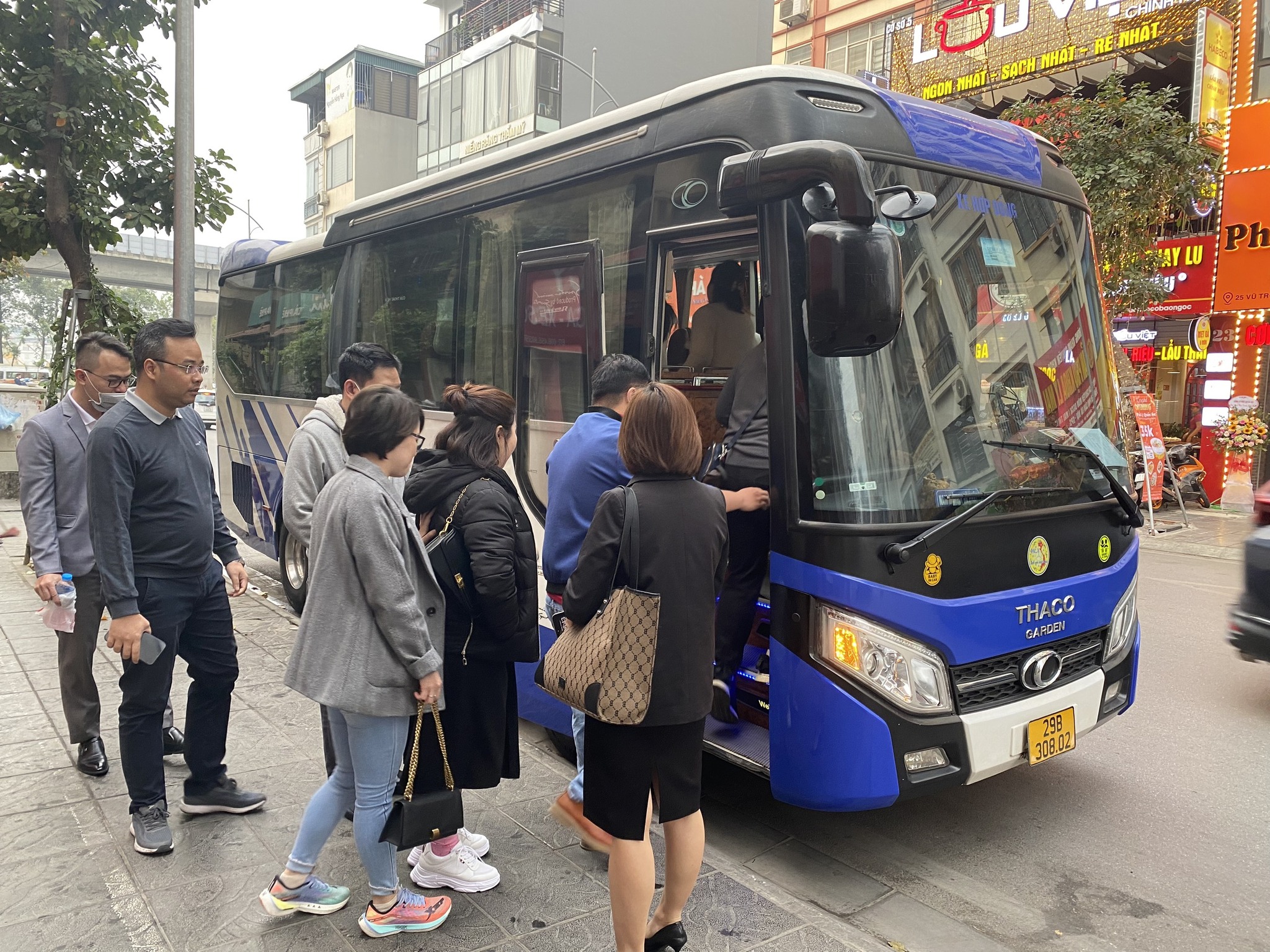 Đoàn khách tham quan Công viên nghĩa trang Thiên Đường từ Hà Nội